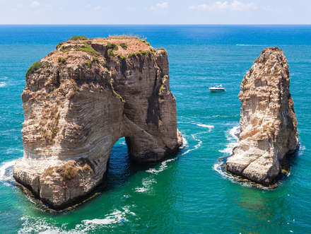Les Libanais appellent ces pierres gigantesques « Raouché », qui vient du mot français « rocher ».