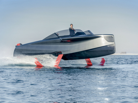 Cette unité à moteur à propulsion hybride diesel-électrique est équipée d'hydrofoils en fibre de carbone rétractables. Cette unité à moteur à propulsion hybride diesel-électrique est équipée d'hydrofoils en fibre de carbone rétractables.