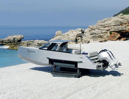 Doté d'une coque en fibre de carbone, le Commuter se distingue par un cockpit fermé et une cabine. Nautisme Article