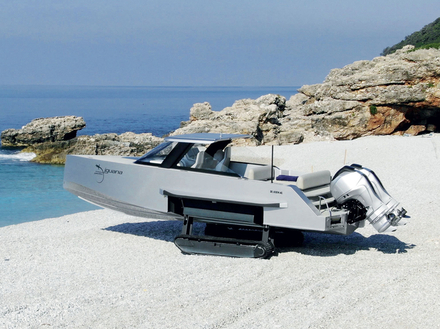 Doté d'une coque en fibre de carbone, le Commuter se distingue par un cockpit fermé et une cabine. Nautisme Article
