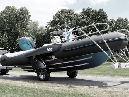 Le Wetton se dirige sur route avec simplicité grâce à quelques commandes sur le tableau de bord, telle une voiture téléguidée. Nautisme Article
