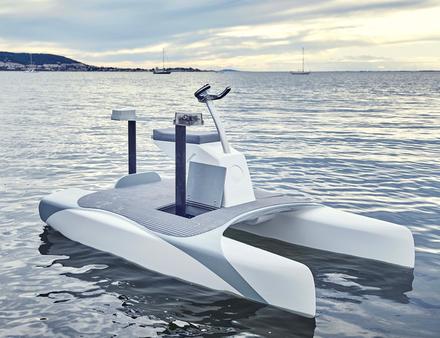Premier bateau électrique à foils autorégulés, ce catamaran léger, futuriste et monoplace a été conçu par une start-up de Montpellier. Nautisme Article
