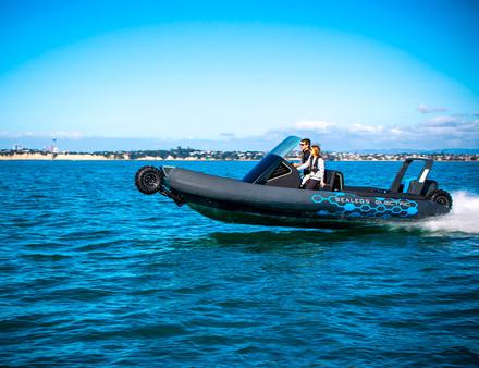Spécialiste du domaine depuis 2001, le constructeur néo-zélandais passe à l'électrique avec un véhicule amphibie de sept mètres. Nautisme Article