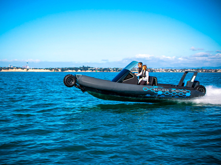 Spécialiste du domaine depuis 2001, le constructeur néo-zélandais passe à l'électrique avec un véhicule amphibie de sept mètres. Nautisme Article