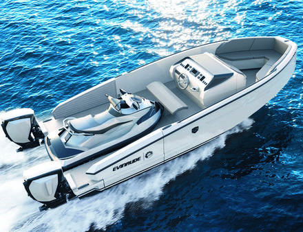 Ce bateau dispose de bordés arrières papillon qui portent la surface du cockpit à 10 m2, offrant ainsi une immense plateforme de bain. Nautisme Article