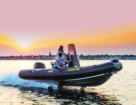 Ce Zodiac Pro de 5,50 mètres baptisé « Flying Rib » est motorisé par un hors-bord Yamaha de 70 chevaux. Nautisme Article
