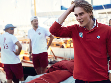 La collection comprend notamment des polos avec le sigle officiel des Voiles. 