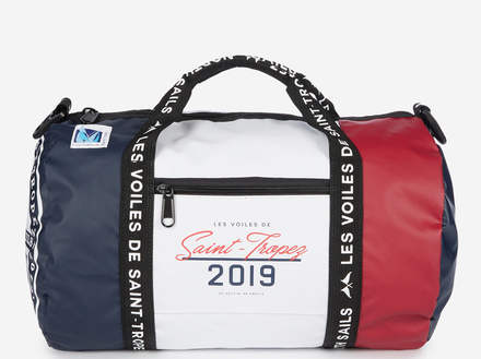 Le sac de sport polochon en toile tricolore "Voiles de St Tropez". Prix : environ 49 euros. Le sac de sport polochon en toile tricolore "Voiles de St Tropez". Prix : environ 49 euros.
