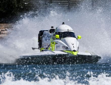 Les bateaux engagés sont de puissantes coques catamarans en matériaux composites propulsées par des moteurs 2,5 litres. Nautisme Article