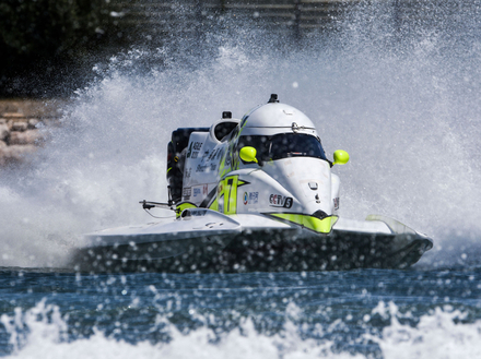 Les bateaux engagés sont de puissantes coques catamarans en matériaux composites propulsées par des moteurs 2,5 litres. Les bateaux engagés sont de puissantes coques catamarans en matériaux composites propulsées par des moteurs 2,5 litres.
