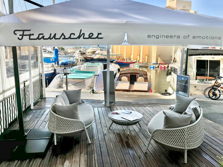 Le nouveau site de vente permet de proposer des essais vers Port Grimaud avec par exemple le Frauscher 1017 GT ou le Frauscher 1414 Demon. Le nouveau site de vente permet de proposer des essais vers Port Grimaud avec par exemple le Frauscher 1017 GT ou le Frauscher 1414 Demon.