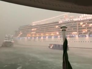 Un bateau de croisière pris dans un violent orage à Venise