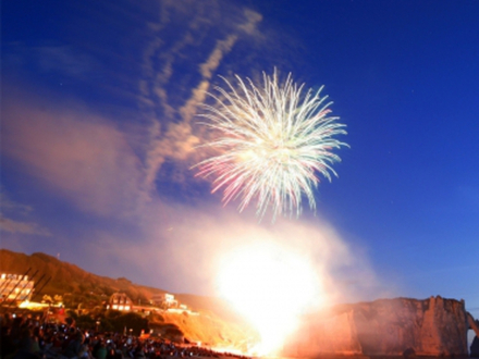 C'est &agrave; Etretat qu'il faut vous rendre le samedi soir pour le feu d'artifice qui d&eacute;butera &agrave; 23h00 !