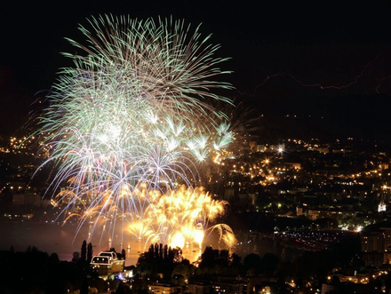 Feu d'artifice du 14 juillet sur le lac d'Annecy Feu d'artifice du 14 juillet sur le lac d'Annecy