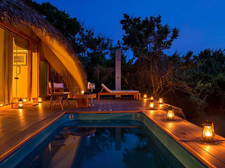 Les suites ont l'apparence d'un bâtiment hybride entre une cabane et une hutte.