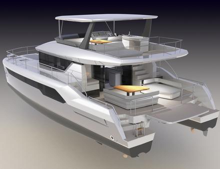 Sur le pont principal, de larges portes vitrées permettent de rejoindre le carré. Il offre une banquette en L ainsi qu'un canapé pour deux personnes sur tribord. Nautisme Article