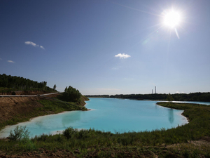 Les Maldives en Sibérie ? Un lac pollué à la couleur irréelle devient une attraction
