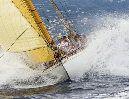 Tuiga, le vaisseau amiral du Club, 110 ans cette année, une old lady en pleine forme, qu'Éric Tabarly considérait « comme le plus beau yacht du monde ». Nautisme Article