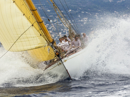 Tuiga, le vaisseau amiral du Club, 110 ans cette année, une old lady en pleine forme, qu'Éric Tabarly considérait « comme le plus beau yacht du monde ». Nautisme Article