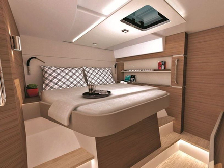 Pour l'aménagement intérieur, le catamaran sera disponible en deux versions : trois ou quatre cabines, avec notamment deux très grandes cabines avant, et des lits face à la mer, ainsi que quatre salles d'eau. Nautisme Article