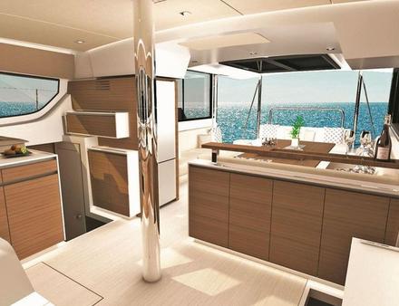 On retrouve l'ouverture entre le carré et le cockpit, ce qui vient nettement agrandir l'espace de vie. Nautisme Article