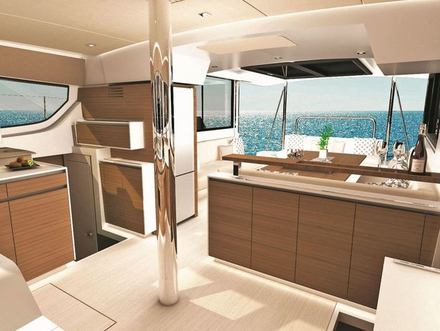 On retrouve l'ouverture entre le carré et le cockpit, ce qui vient nettement agrandir l'espace de vie. Nautisme Article