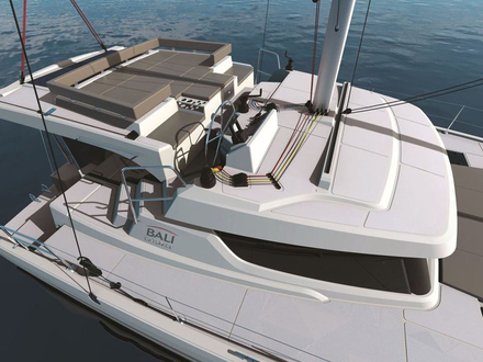Le flybridge offre un véritable grand espace de détente sécurisé. Nautisme Article