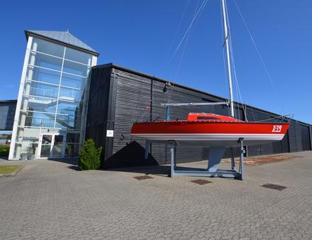 Un des premiers X 79, restauré par Birger Hansen, trône sur le parvis du chantier avec ses couleurs originales. Qui aurait prédit un tel succès ? Nautisme Article