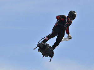 Zapata va-t-il réussir à traverser la Manche en flyboard ? 