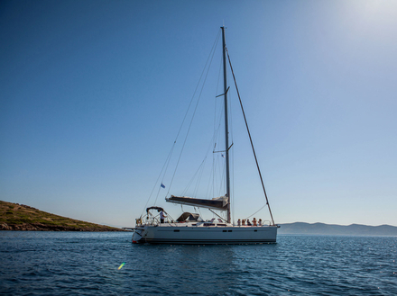 « Nautal est une plateforme fondée en 2013 qui met en relation des loueurs de bateaux avec des plaisanciers du monde entier. Notre philosophie est de démocratiser le nautisme.»