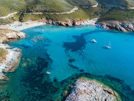 La location entre particuliers se construit d'un commun accord entre deux parties. Contrairement à la location avec skipper, il n'y a pas de justification légale quant au professionnalisme et à l'expérience du loueur. Nautisme Article