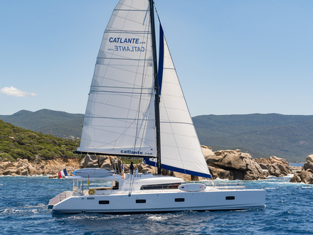 La location avec skipper vous propose de profiter du plaisir de la voile sans vous soucier de la navigation ni de la météo. Une formule qui séduit les plaisanciers néophytes. Nautisme Article