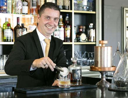 Olivier Alliot, chef barman à l'Hôtel Barrière l'Hermitage à La Baule. Nautisme Article