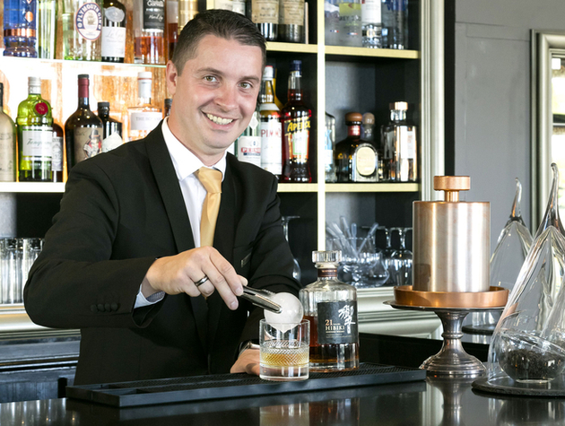 Olivier Alliot, chef barman à l'Hôtel Barrière l'Hermitage à La Baule. Nautisme Article