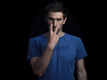 Trois sportifs pour trois clips de prévention, index et majeur pointés vers les yeux : un simple regard peut sauver des vies. Trois sportifs pour trois clips de prévention, index et majeur pointés vers les yeux : un simple regard peut sauver des vies.