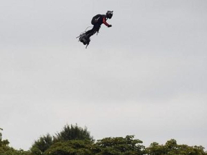La préfecture maritime revient sur son avis : Franky Zapata traversera la Manche en flyboard 
