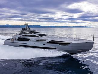 Pershing 140 : le plus grand yacht jamais...