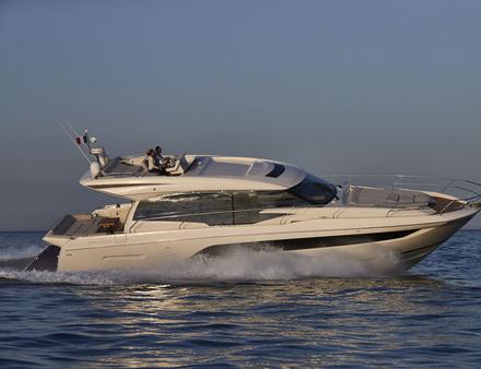Esprit sportif et vaste fly pour la nouvelle Prestige 590S. Nautisme Article