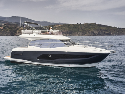 Sur un segment concurrentiel, la nouvelle Prestige 420 reprend les codes stylistiques des vedettes italiennes. 