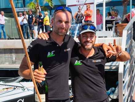 Les deux marins, habitués à travailler ensemble retrouvent avec émotion la virée hauturière.  Les deux marins, habitués à travailler ensemble retrouvent avec émotion la virée hauturière.