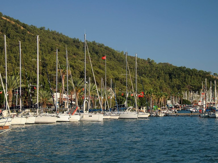 Göcek est très prisée pour ses facilités d'accès et la navigation. Göcek est très prisée pour ses facilités d'accès et la navigation.