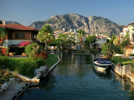 D'un modeste village au bord de l'eau, Göcek est devenu au fil du temps un rendez-vous branché de la côte turque regorgeant de cafés et de restaurants.