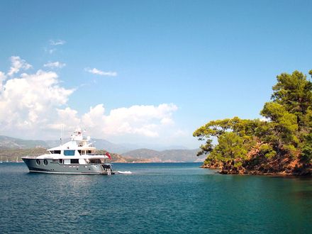 La côte et ses montagnes qui tombent dans une mer d'un bleu translucide, donne à choisir entre croisière côtière tranquille et traversées grisantes.