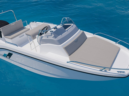 Sur le Flyer 6 Sundeck, un nouveau poste de pilotage et plusieurs main-courantes. Nautisme Article