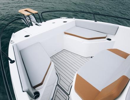 En version Spacedeck, l'avant non ponté du Flyer offre beaucoup d'espace et plusieurs coffres de rangement. Nautisme Article