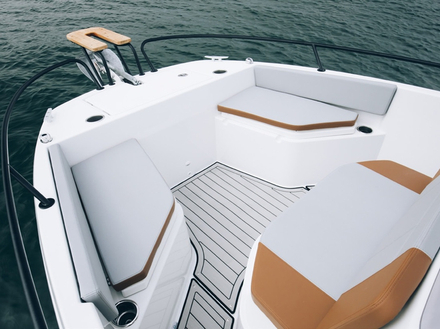 En version Spacedeck, l'avant non ponté du Flyer offre beaucoup d'espace et plusieurs coffres de rangement. Nautisme Article