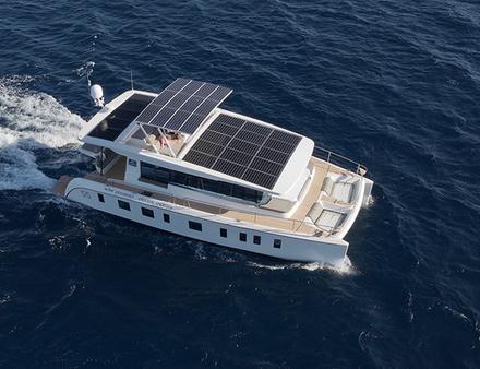Le catamaran possède 30 panneaux solaires pour offrir 10 kilowatts de puissance. Nautisme Article