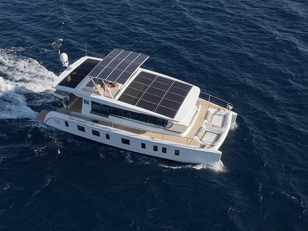 Le catamaran possède 30 panneaux solaires pour offrir 10 kilowatts de puissance. Nautisme Article