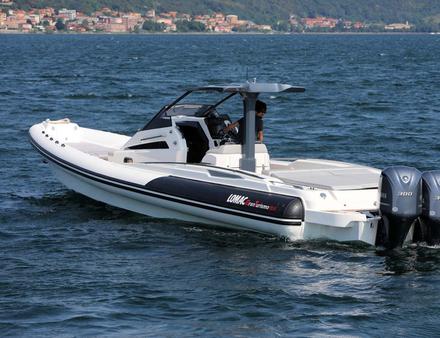 La carène du Lomac a été spécialement étudiée pour accepter une triple motorisation hors-bord. Nautisme Article