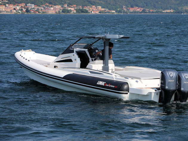 La carène du Lomac a été spécialement étudiée pour accepter une triple motorisation hors-bord. Nautisme Article